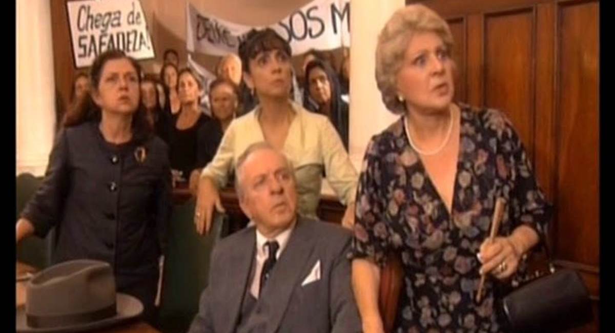 Cena da minissérie Hilda Furacão, com Eva Todor