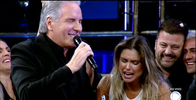 Flavia Vianna comemorando a vitória em A fazenda