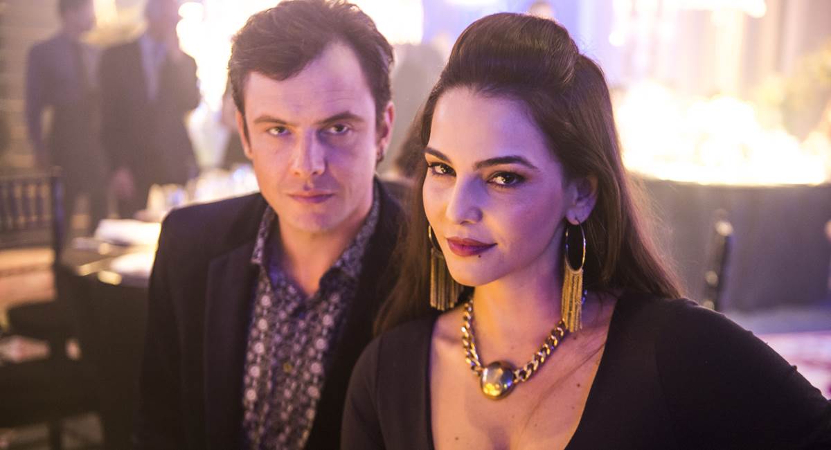 Sergio Guizé e Tainá Müller em O outro lado do paraíso