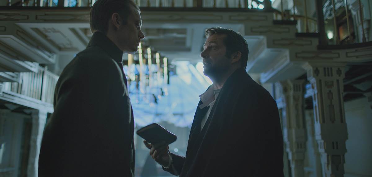 Crédito: Netflix/Divulgação. Takeshi Kovacs e Laurens Bancroft
