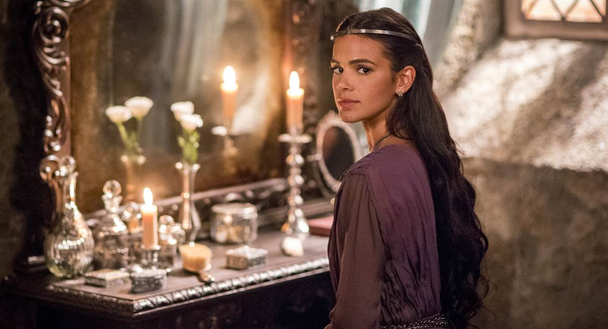Atriz Bruna Marquezine como Catarina na novela Deus salve o rei.