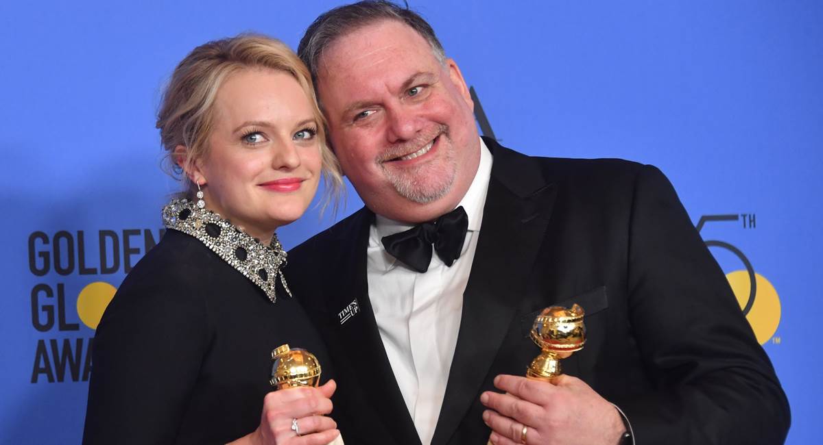 Crédito: Frederic J. BROWN/AFP. Elisabeth Moss, protagonista da série, e o produtor Bruce Miller na 75ª edição do Emmy