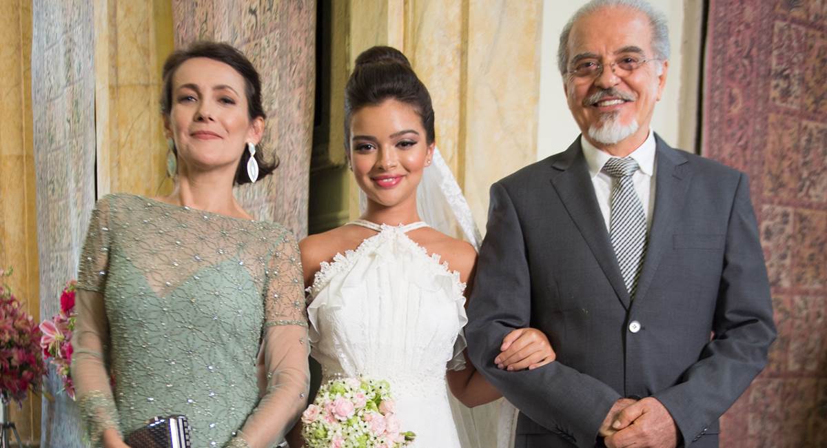 Casamento Melissa (Gabriela Mustafa) com os pais Raul (Genézio de Barros) e Isabel (Ana Barroso). Crédito: Estevam Avellar/Divulgação