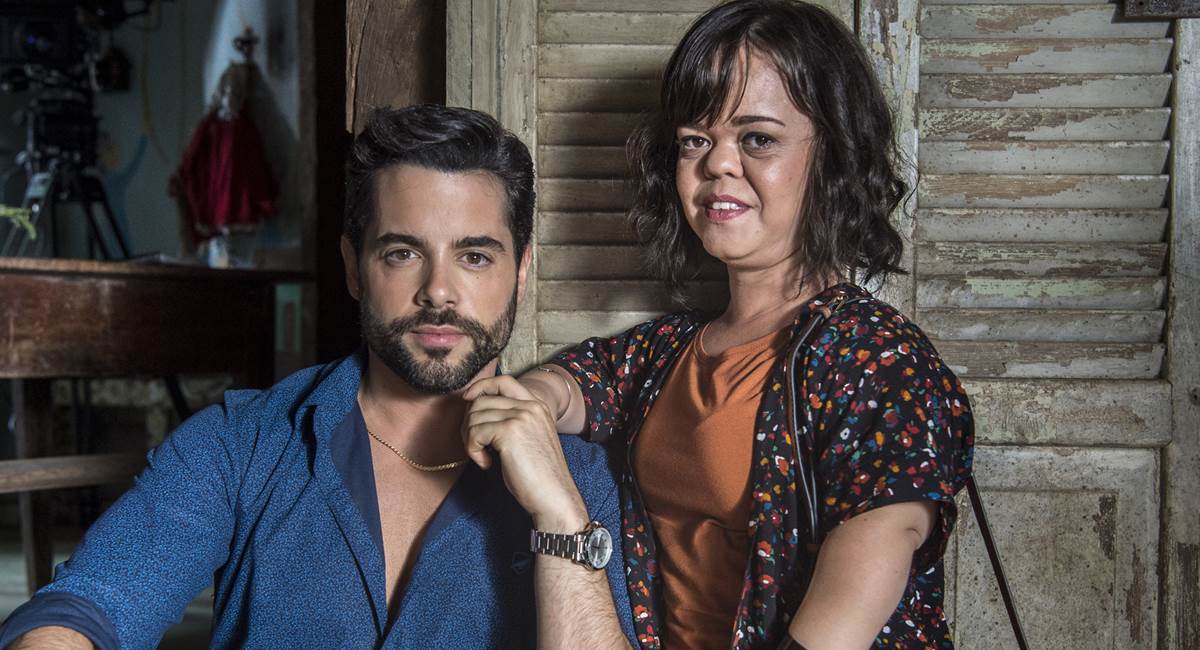 Estela (Juliana Caldas) e  Amaro (Pedro Carvalho). Crédito: Globo/Estevam Avellar