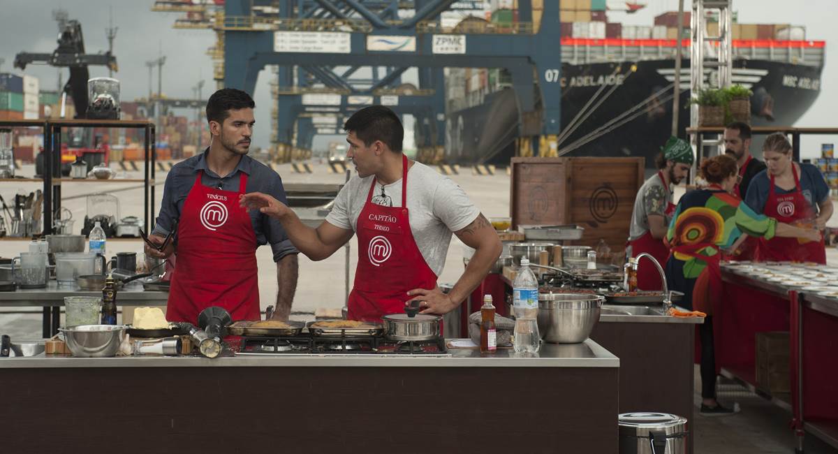 O líder Thiago orienta Vinícius na prova em grupo do MasterChef