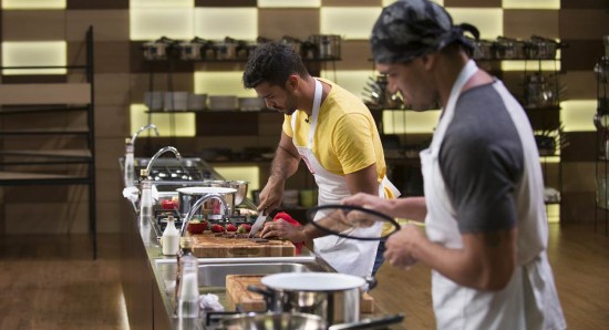 Vinícius e Thiago se esmeram em fazer bons pratos afrodisíacos no MasterChef
