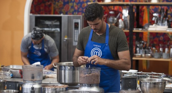 Concentrado, Vinícius cozinha baião de dois no MasterChef