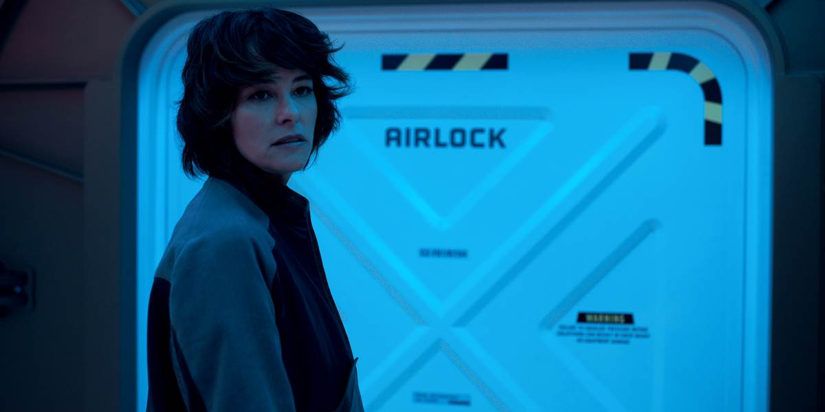 A vilã do remake é a Dra. Smith. Crédito: Netflix/Divulgação