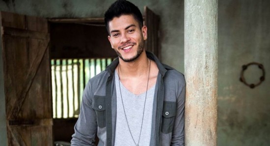 Arthur Aguiar como Diego na novela O outro lado do paraíso
