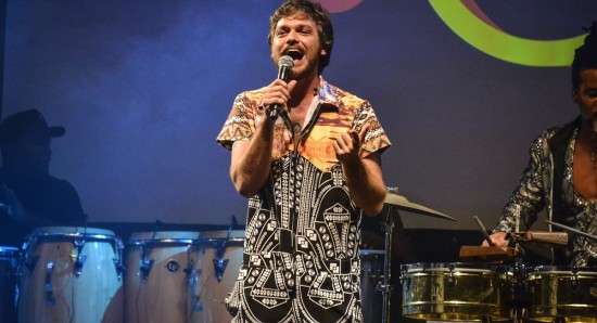 Emilio Dantas gravou a inédita Axé Pelô para a trilha sonora de Segundo sol