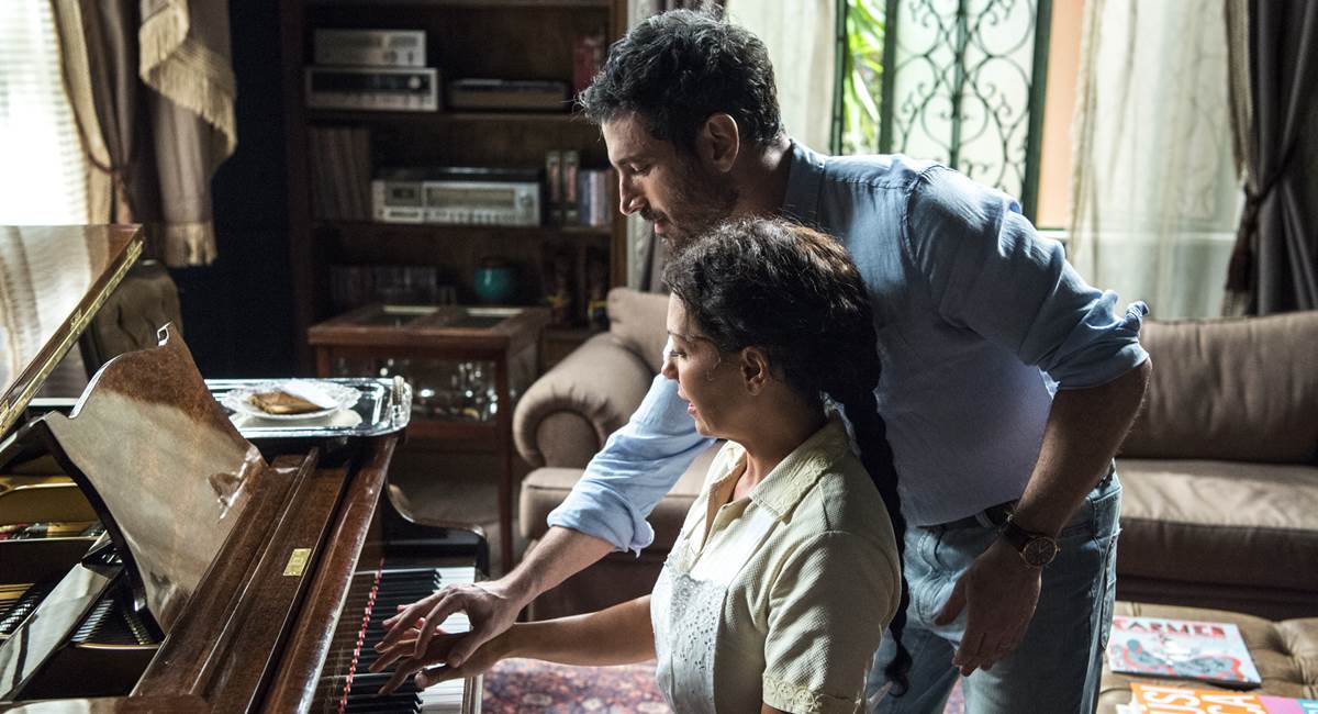 Edgar (Caco Ciocler) e Cacau (Fabiula Nascimento). Crédito: TV Globo/Divulgação