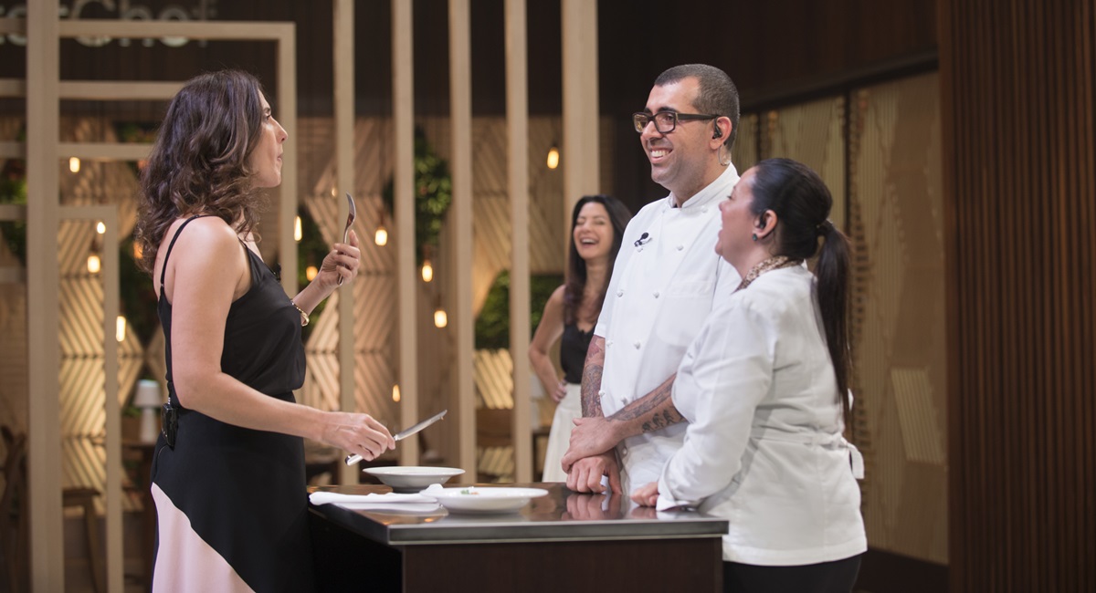 Paola Carosella brinca de avaliar o prato de Jeferson e Janaína Rueda no MasterChef
