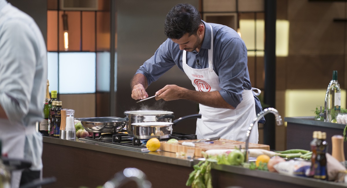 Vinícius com a mão na massa na primeira prova do MasterChef desta terça