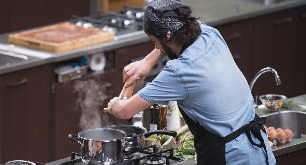 Hugo contou com a ajuda do mezanino para completar a prova que poderia o eliminar do MasterChef