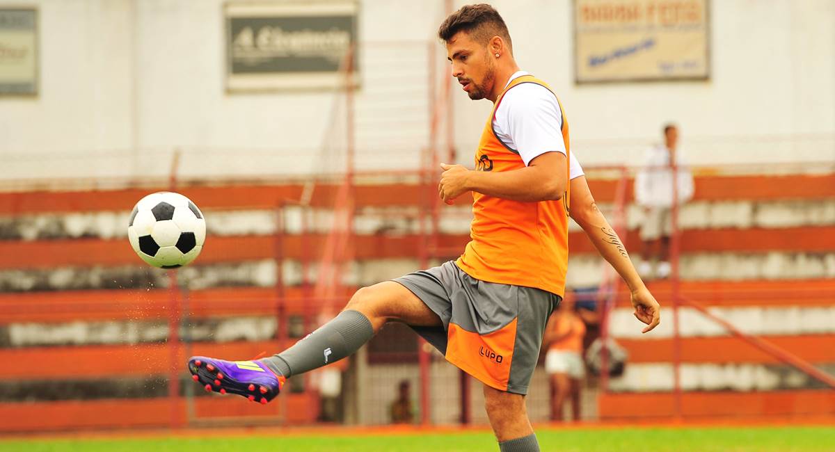 Cauã Reymond jogava futebol em Avenida Brasil