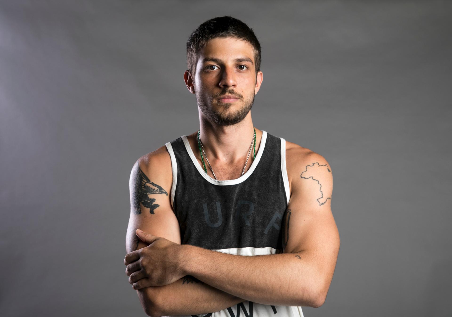 Ator Chay Suede, o Ícaro de Segundo sol