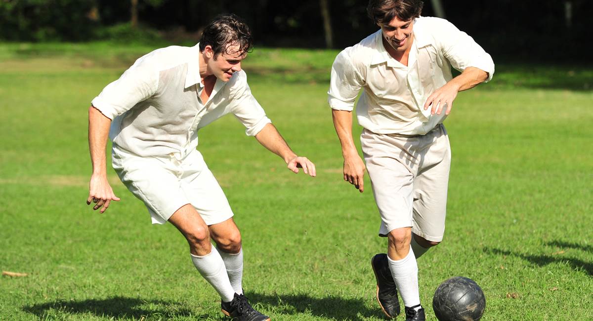 O início do futebol no Brasil era mostrado em Lado a Lado
