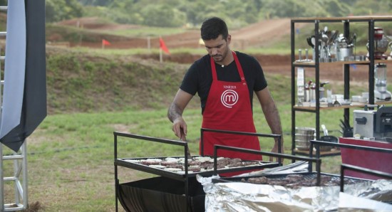 Vinícius comandou a grelha na hora de preparar os hambúrgueres da equipe dele