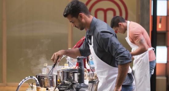 Vinícius cozinhando a receita em que o queijo tinha que brilhar