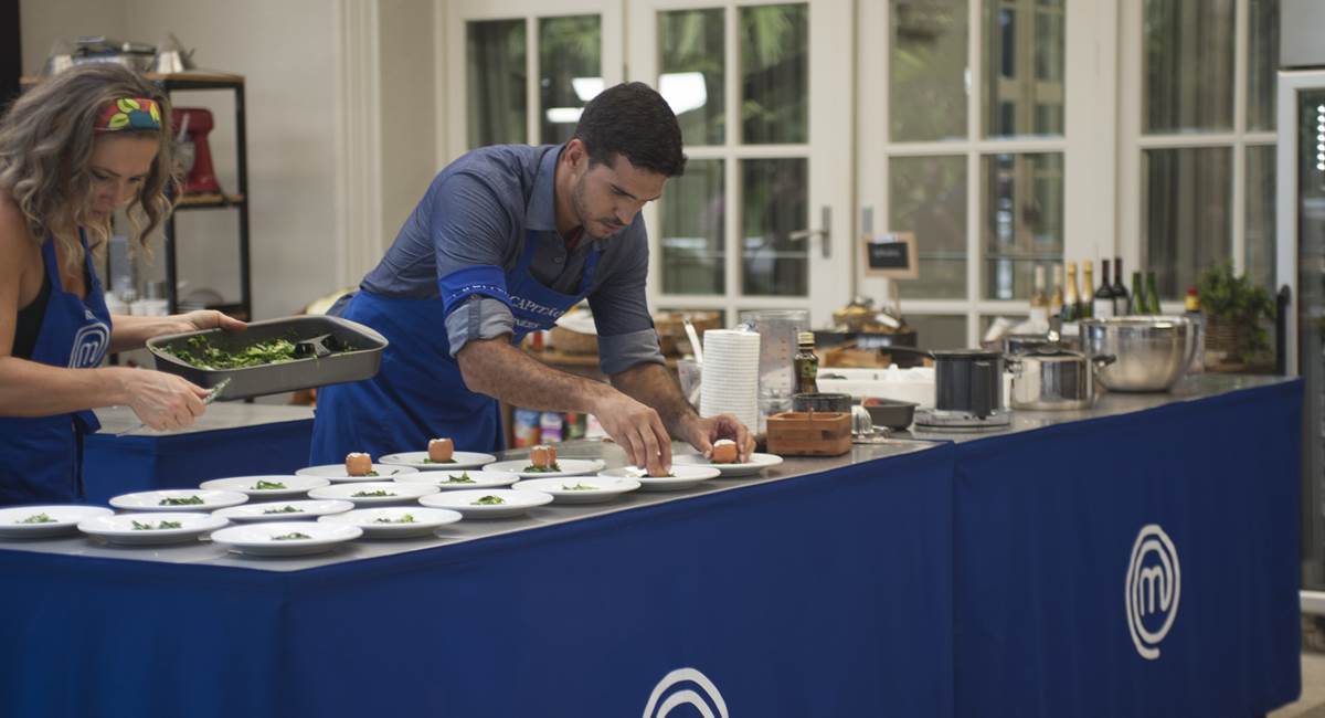 Vinícius e Rita ajustam os últimos detalhes antes de servir o brunch da equipe azul no MasterChef