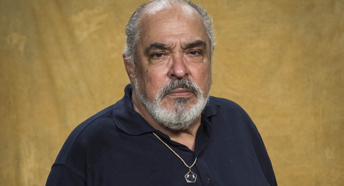 Roberto Bonfim vive Agenor, um dos personagens mais preconceituosos de Segundo sol
