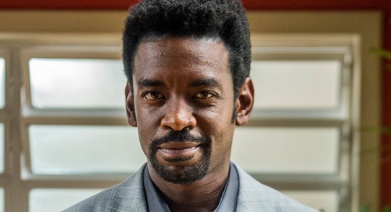 Ator Fabrício Boliveira como Roberval em Segundo sol