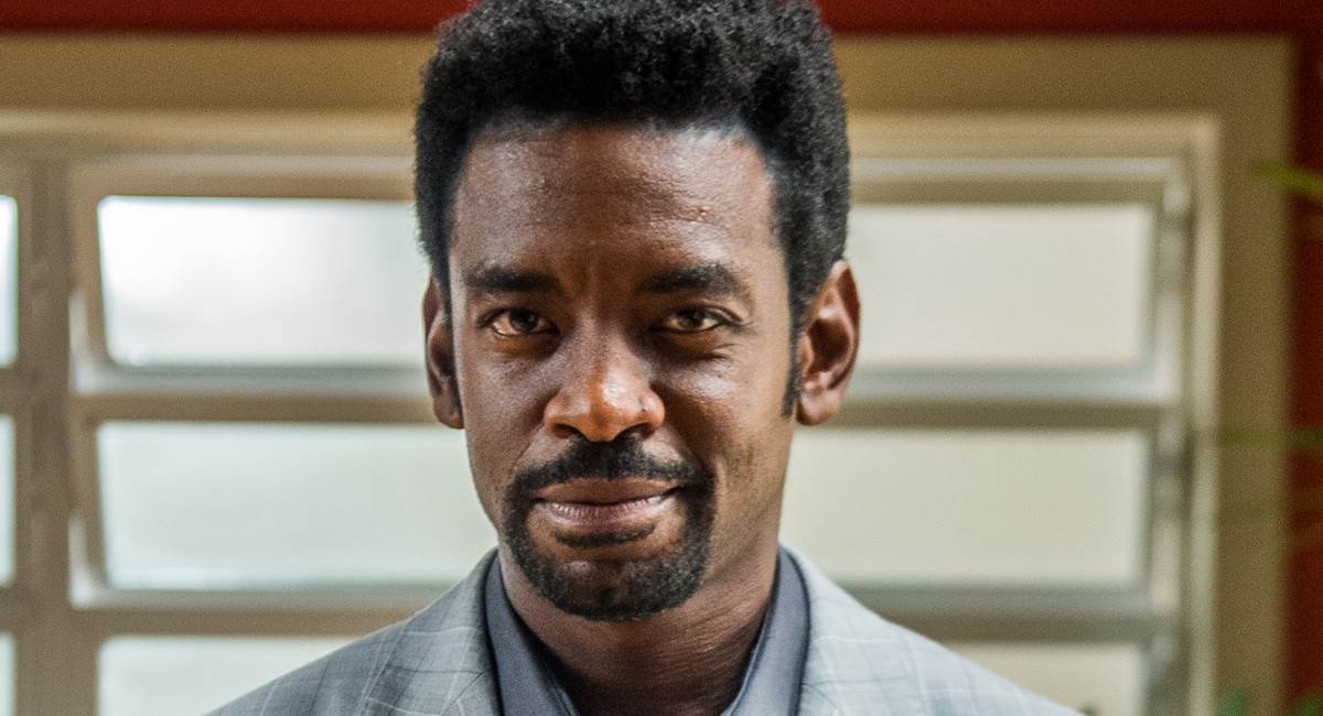 Ator Fabrício Boliveira como Roberval em Segundo sol