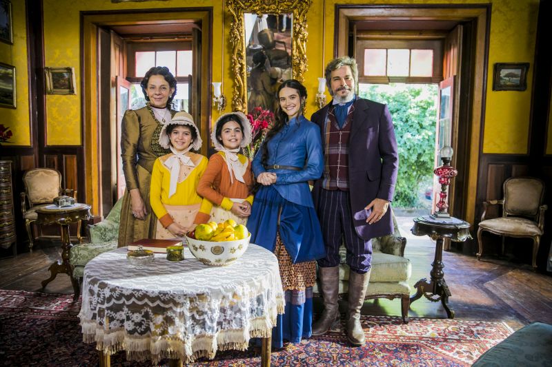 Credito: João Miguel Junior/Divulgação. A família Sabino Machado: Dona Agustina (Rosi Campos ), Kiki ( Nathalia Rodrigues ), Nico ( Raphaela Alvitos ), Marocas ( Juliana Paiva) e Dom Sabino (Edson Celulari).