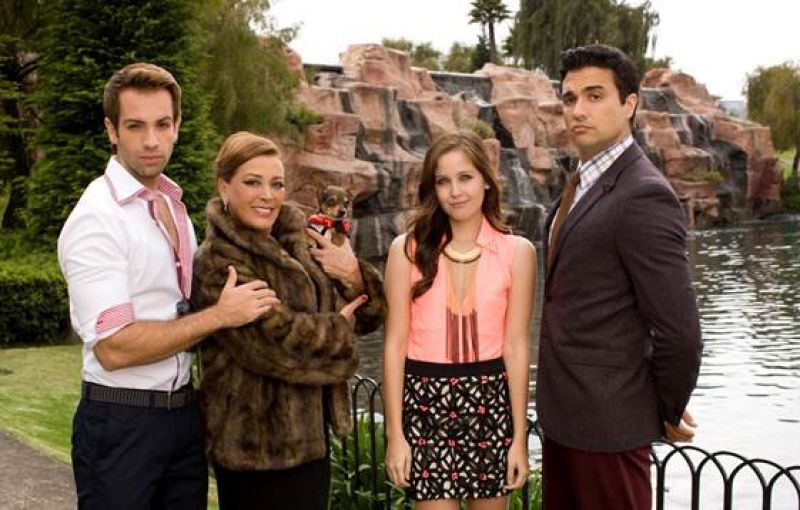 Crédito: SBT/Divulgação. Elenco da novela mexicana Que pobres tão ricos.