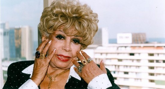 Dercy Gonçalves é uma precursora entre as comediantes brasileiras