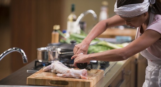 Eliane tempera a carne de jacaré: proteína estreia no MasterChef