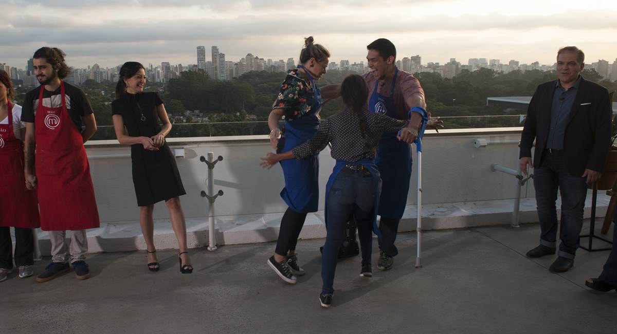 Equipe azul comemora a vitória na prova em grupo do MasterChef
