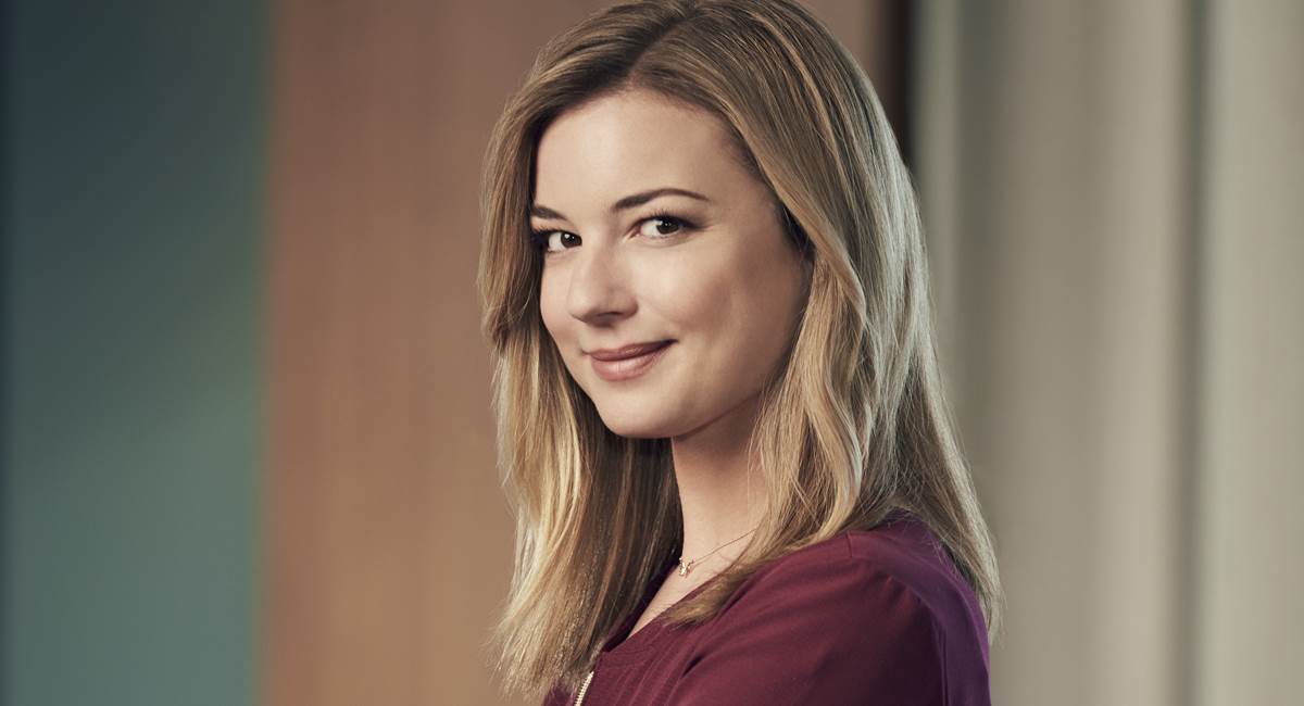 Emily VanCamp vive uma enfermeira em The resident