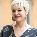 A colecionadora de arte Mariacarla (Regiane Alves) não resiste a uma armação
