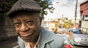 Eliseu (Milton Gonçalves) se torna o melhor amigo e um aliado de Don Sabino