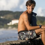 Elmo (Felipe Simas) é o melhor amigo de Samuca e mora de favor na cobertura do amigo