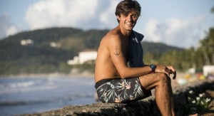 Elmo (Felipe Simas) é o melhor amigo de Samuca e mora de favor na cobertura do amigo