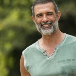 Marino (Marcos Pasquim) é um pescador que mora na ilha onde Marocas e Samuca vão parar