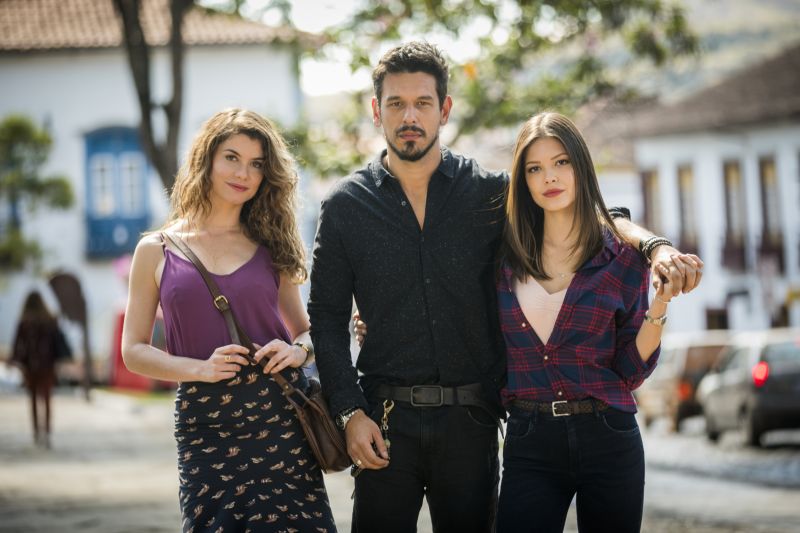 Crédito: Globo/João Miguel Júnior. Alinne Moraes, João Vicente de Castro e Vitoria Strada como Isabel, Alain e Cris na novela Espelho da vida.
