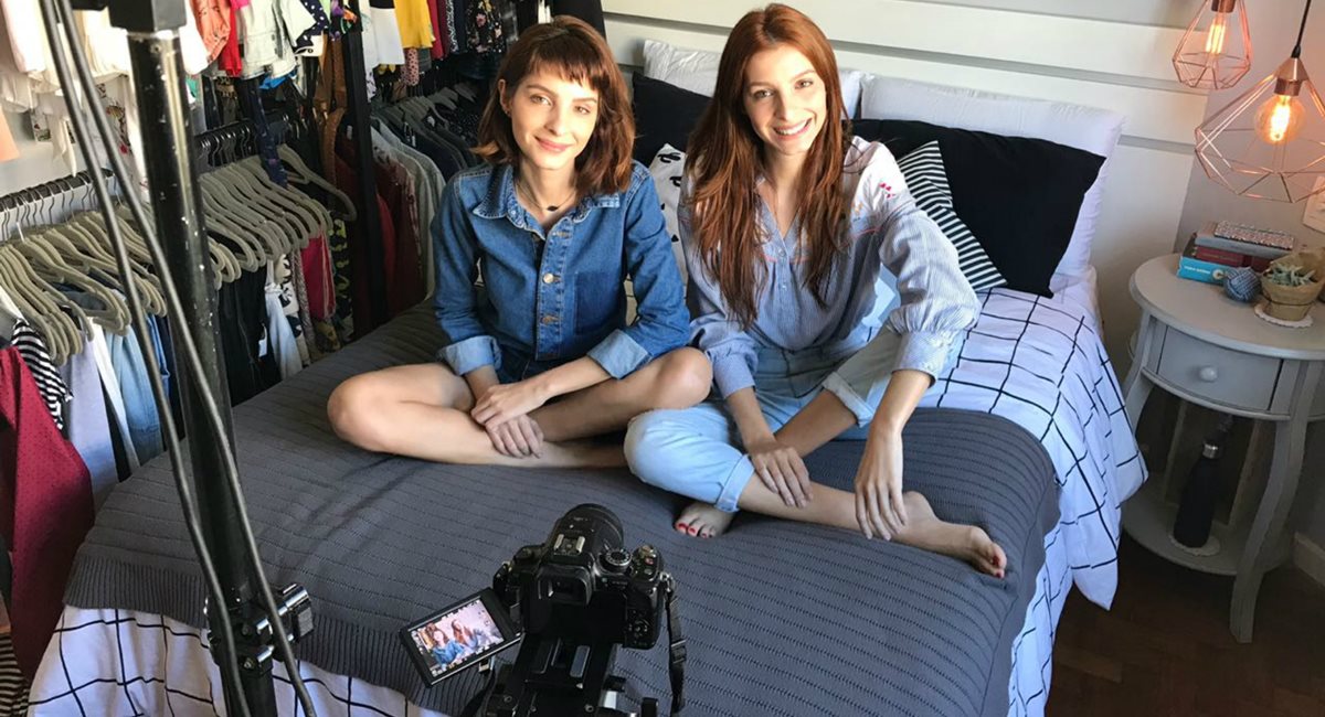 Divulgação. As irmãs Michelle e Giselle Batista se divertem nos vídeos do canal GiMi