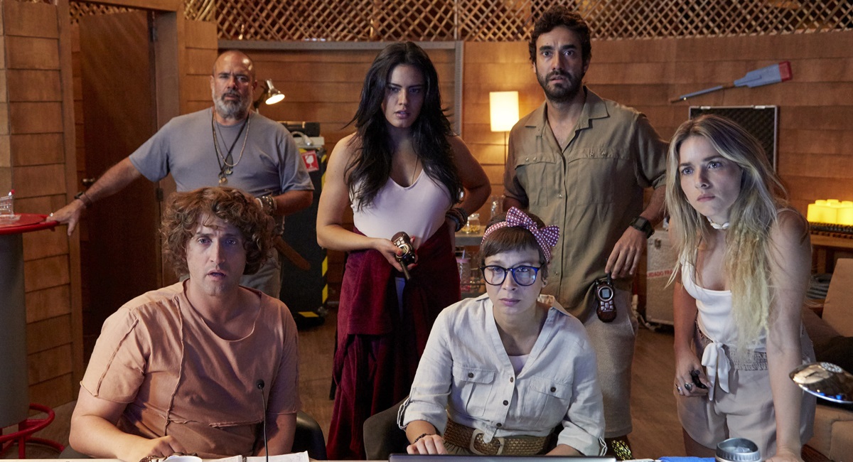 Elenco bom é desperdiçado em Alem da ilha por causa do texto fraco