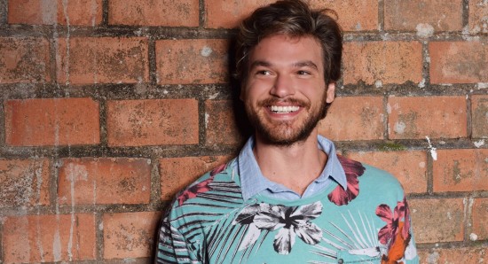 Emilio Dantas se sente mais à vontade com personagens ligados à música