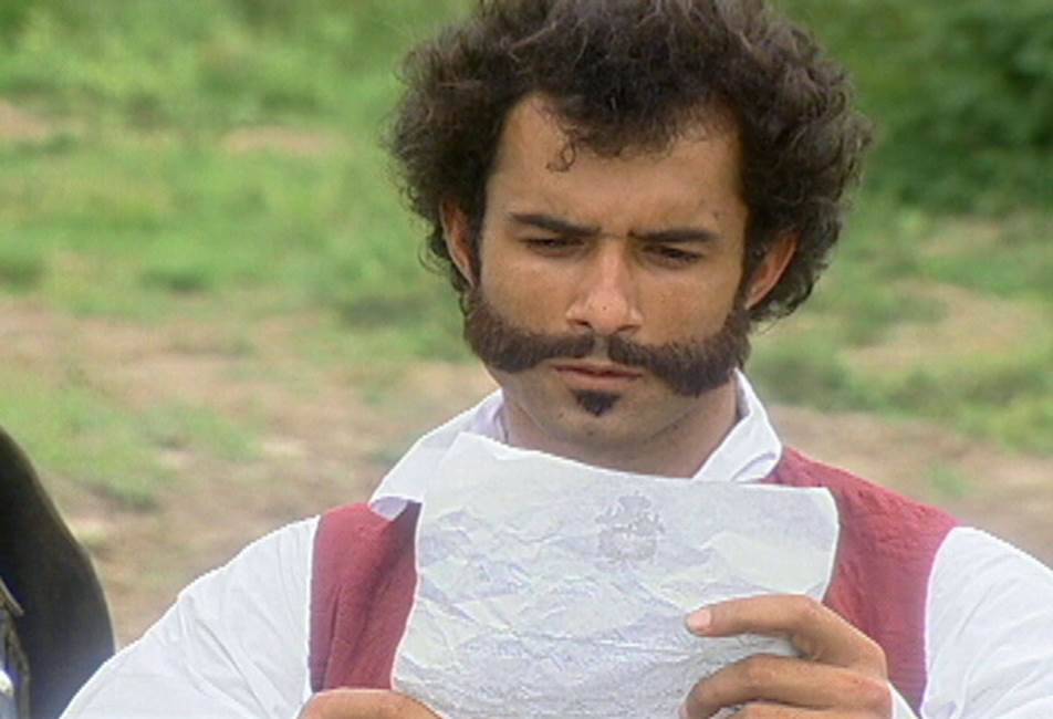 Crédito: Arquivo/TV Globo. O ator Marcos Pasquim proclama a Independência do Brasil em cena da minissérie O Quinto dos Infernos.