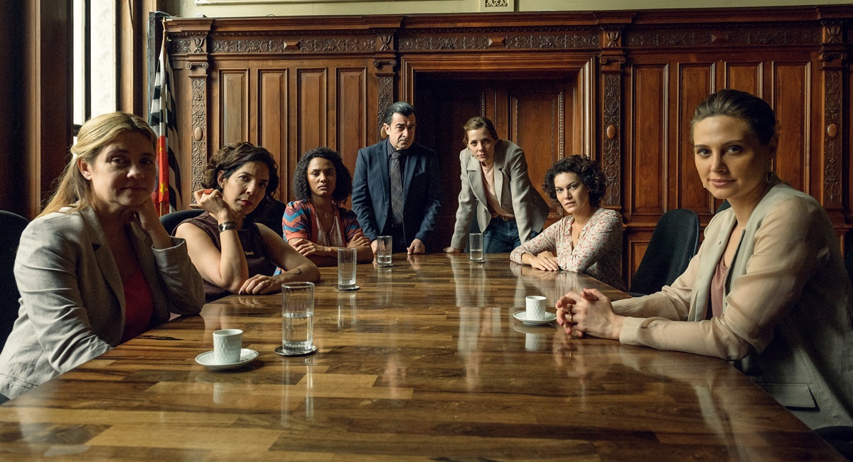Eugênia (Paula Possani) , Stela (Adriana Esteves), Vera (Fernanda D’ Umbra) , Maria José (Hermila Guedes) e Daiane (Jéssica Ellen) reunidas com Mira (Elisa Volpatto) e Navas (Theo Werneck). Crédito: Ramón Vasconcelos/Divulgação