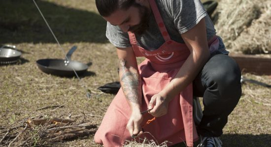 André tenta fazer fogo na primeira prova do MasterChef