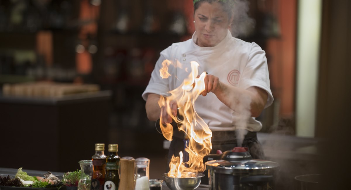 Adriana tenta reproduzir receita coreana de Paulo Shin no MasterChef