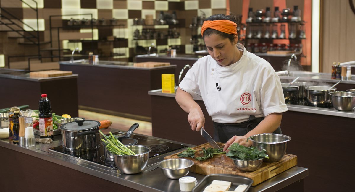 Adriana era a mais nervosa na prova de comida japonesa no MasterChef