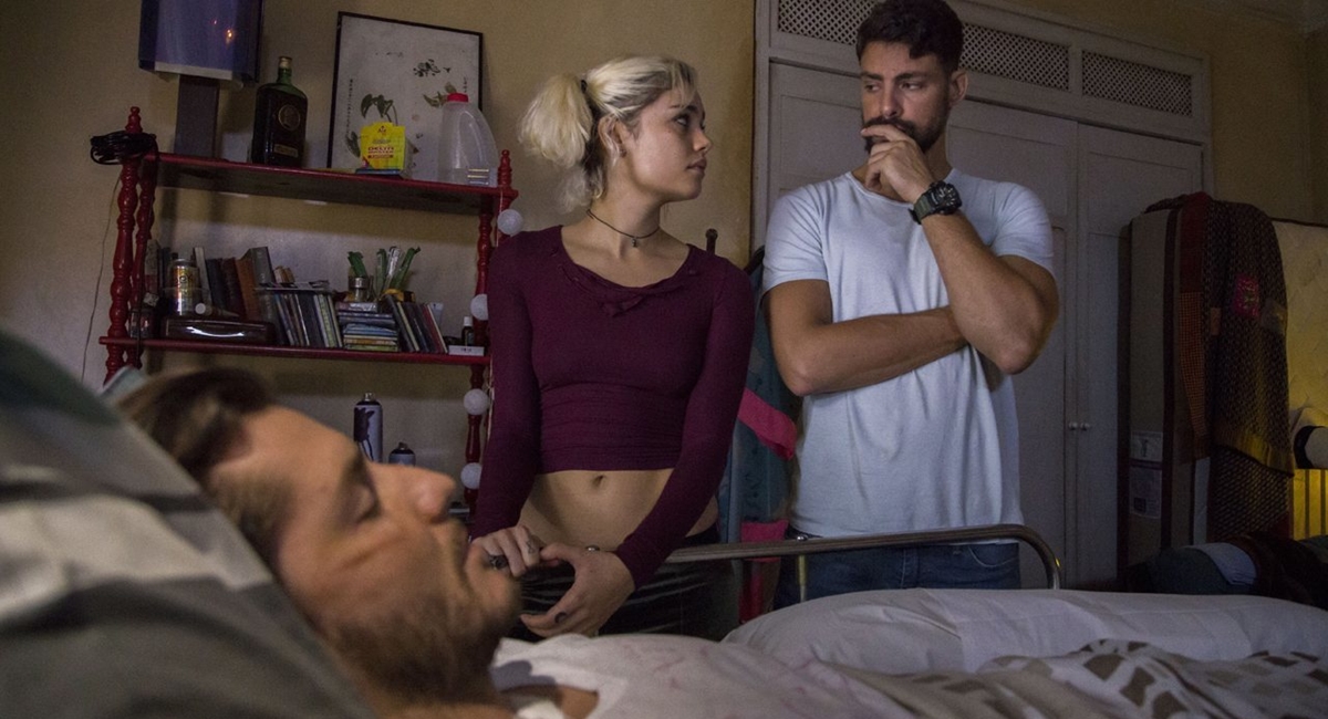 Cena de Ilha de ferro, com Cauã Reymond, Sophie Charlotte e Klabber Toledo