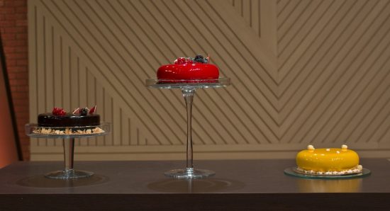 Fazer bolo espelhado era o desafio dos chefs que disputam o MasterChef