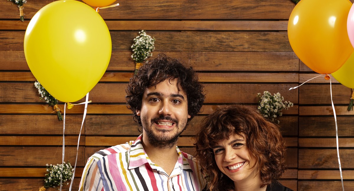 Pais de primeira brinca com os estereótipos de pai e mãe